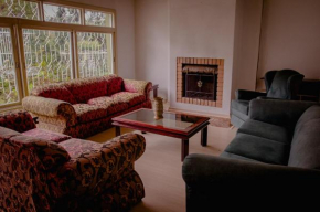 Casa espaçosa, localização central em Gramado e com lareira.
